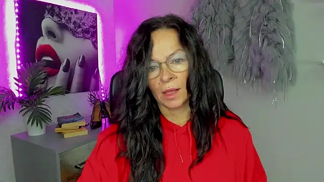 Snapshot of HelenLuxx chatting on October 16, 5:38 am HelenLuxx online show from October 16, 5:38 am