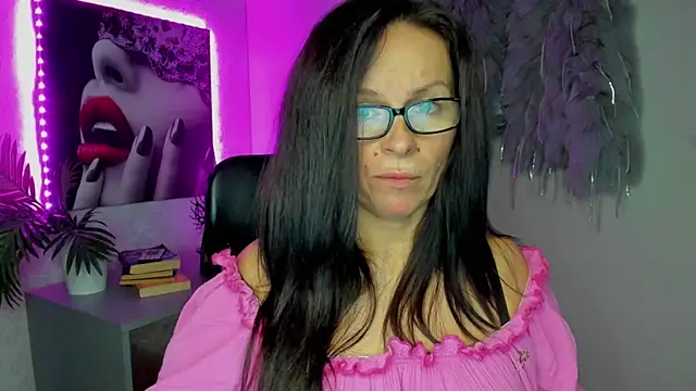 Snapshot of HelenLuxx chatting on October 13, 6:15 am HelenLuxx online show from October 13, 6:15 am