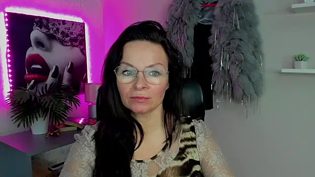 Snapshot of HelenLuxx chatting on February 15, 7:27 am HelenLuxx online show from February 15, 7:27 am