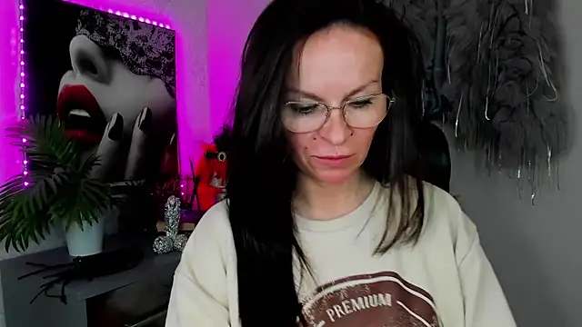 HelenLuxx online show from April 10, 2:57 pm