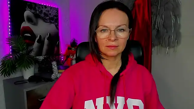 HelenLuxx online show from March 18, 4:30 pm