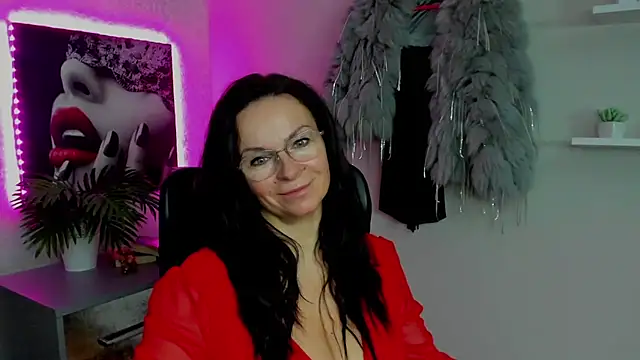 Snapshot of HelenLuxx chatting on February 14, 6:34 am HelenLuxx online show from February 14, 6:34 am