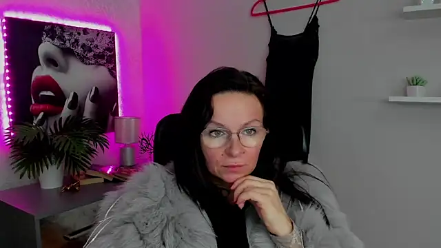 Snapshot of HelenLuxx chatting on February 15, 11:17 am HelenLuxx online show from February 15, 11:17 am