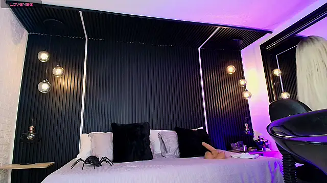 Snapshot of _Holly_Cat chatting on February 7, 7:49 pm Holly Cat online show from February 7, 7:49 pm