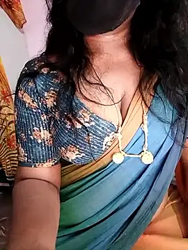 Snapshot of louise92 chatting on May 27, 8:11 am louise92 online show from May 27, 8:11 am