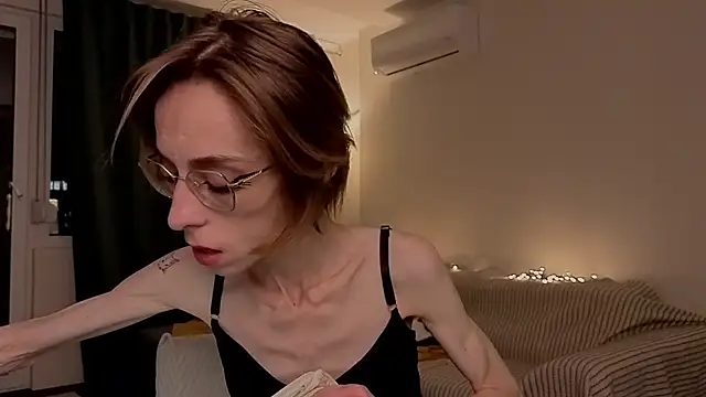 amber quell here online show from February 21, 5:15 pm