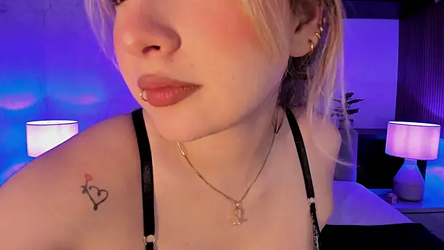 Snapshot of SamantaBone chatting on February 1, 11:58 pm SamantaBone online show from February 1, 11:58 pm