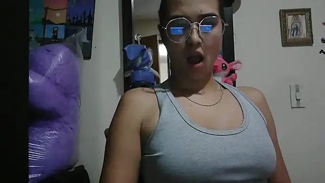 Snapshot of trianabell chatting on April 21, 2:36 am trianabell online show from April 21, 2:36 am