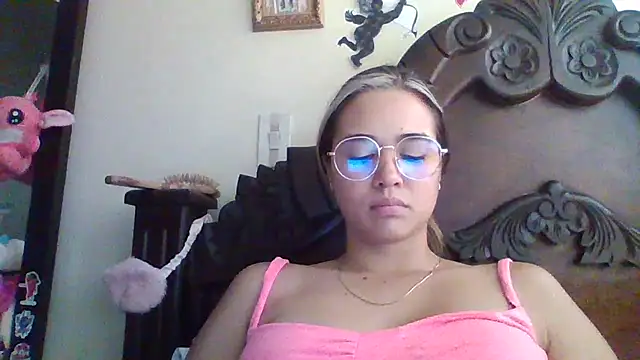 trianabell online show from February 19, 6:32 pm