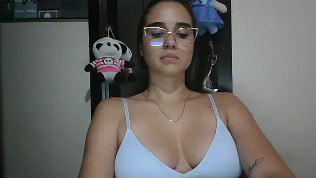 Snapshot of trianabell chatting on July 11, 12:44 am trianabell online show from July 11, 12:44 am