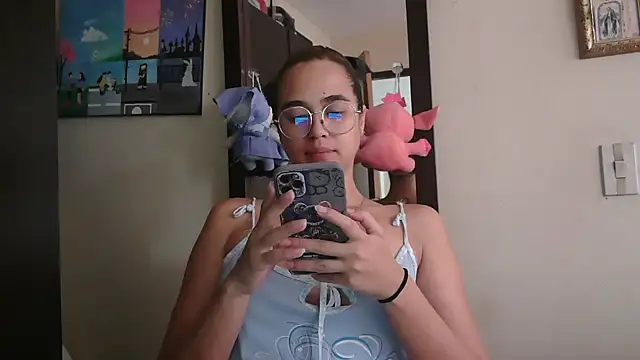 Snapshot of trianabell chatting on May 8, 4:22 pm trianabell online show from May 8, 4:22 pm