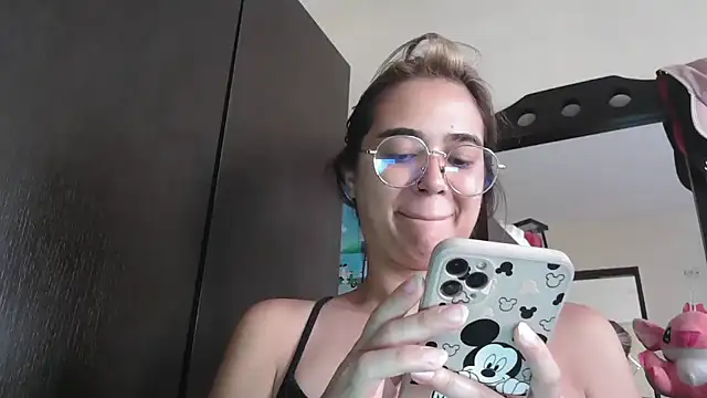 trianabell online show from March 28, 3:02 pm