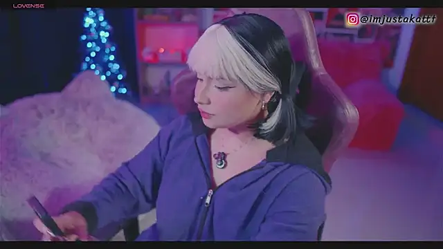 Snapshot of sensualkattt chatting on December 1, 2:56 am sensualkattt online show from December 1, 2:56 am