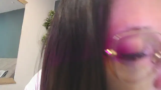 Snapshot of SharisWillian chatting on November 12, 3:43 am SharisWillian online show from November 12, 3:43 am