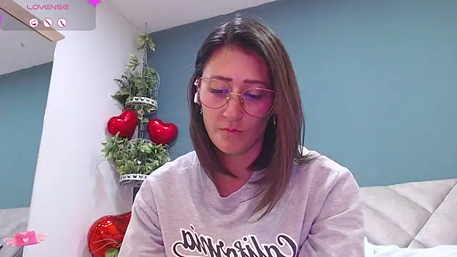 Snapshot of SharisWillian chatting on March 13, 7:09 am SharisWillian online show from March 13, 7:09 am