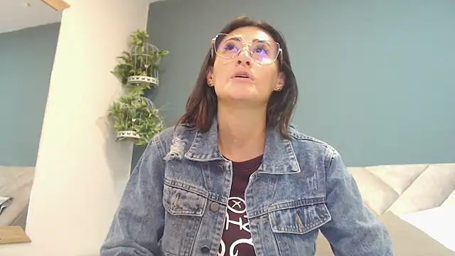 Snapshot of SharisWillian chatting on November 13, 3:32 am SharisWillian online show from November 13, 3:32 am