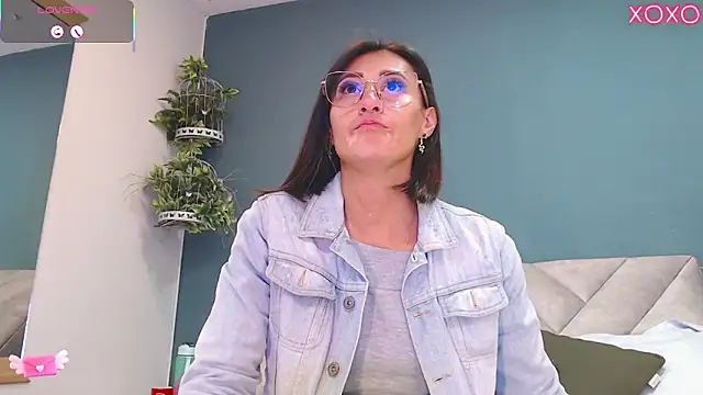 Snapshot of SharisWillian chatting on October 25, 3:49 am SharisWillian online show from October 25, 3:49 am