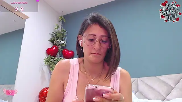 Snapshot of SharisWillian chatting on March 8, 7:16 am SharisWillian online show from March 8, 7:16 am