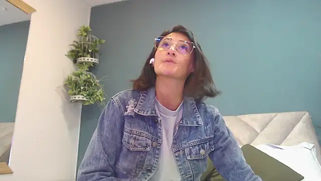 Snapshot of SharisWillian chatting on November 15, 2:26 am SharisWillian online show from November 15, 2:26 am