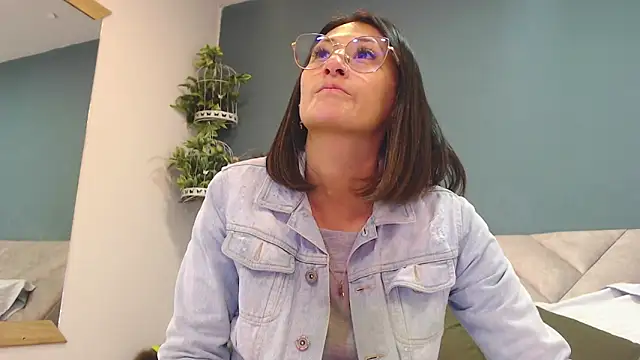 Snapshot of SharisWillian chatting on December 15, 3:45 am SharisWillian online show from December 15, 3:45 am