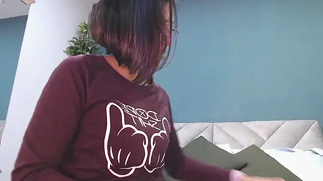 Snapshot of SharisWillian chatting on October 24, 4:00 am SharisWillian online show from October 24, 4:00 am