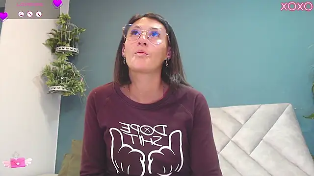 Snapshot of SharisWillian chatting on October 30, 4:11 am SharisWillian online show from October 30, 4:11 am