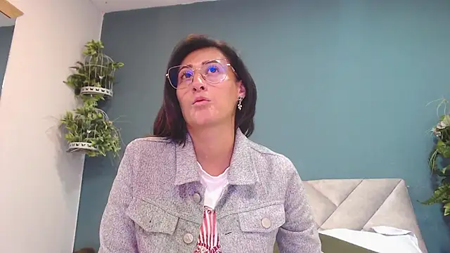 Snapshot of SharisWillian chatting on December 3, 3:40 am SharisWillian online show from December 3, 3:40 am