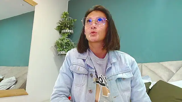 Snapshot of SharisWillian chatting on November 7, 3:55 am SharisWillian online show from November 7, 3:55 am