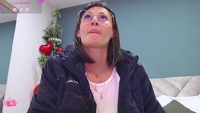 Snapshot of SharisWillian chatting on February 25, 3:31 am SharisWillian online show from February 25, 3:31 am