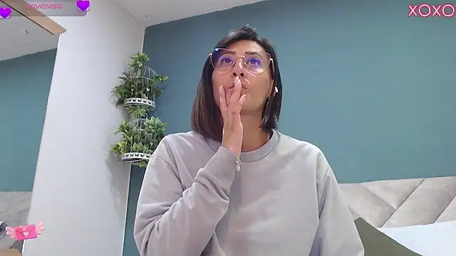 Snapshot of SharisWillian chatting on October 2, 3:54 am SharisWillian online show from October 2, 3:54 am
