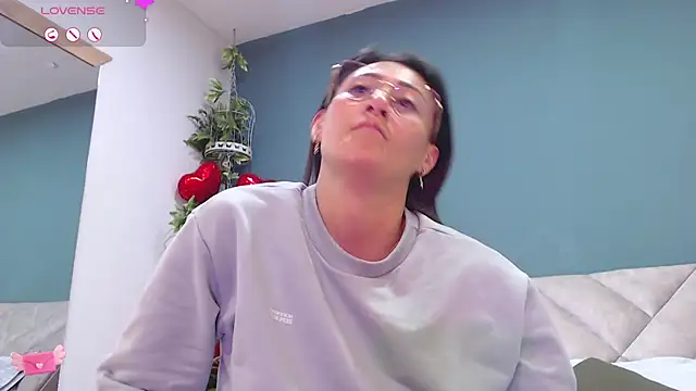 Snapshot of SharisWillian chatting on March 20, 3:34 am SharisWillian online show from March 20, 3:34 am