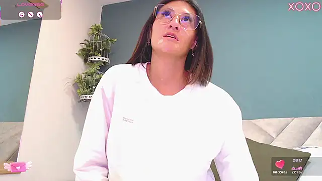 Snapshot of SharisWillian chatting on October 27, 4:02 am SharisWillian online show from October 27, 4:02 am