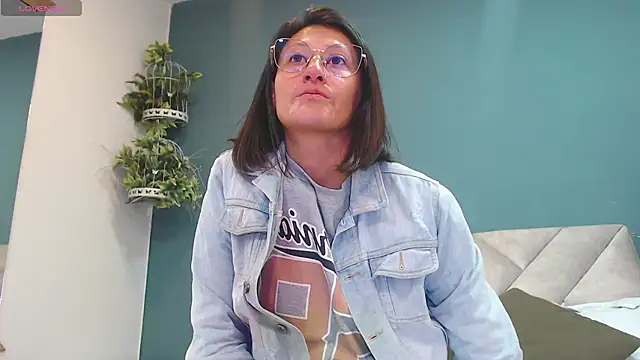 Snapshot of SharisWillian chatting on November 27, 3:40 am SharisWillian online show from November 27, 3:40 am