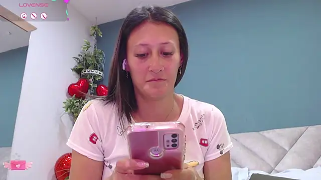 Snapshot of SharisWillian chatting on March 11, 4:19 am SharisWillian online show from March 11, 4:19 am