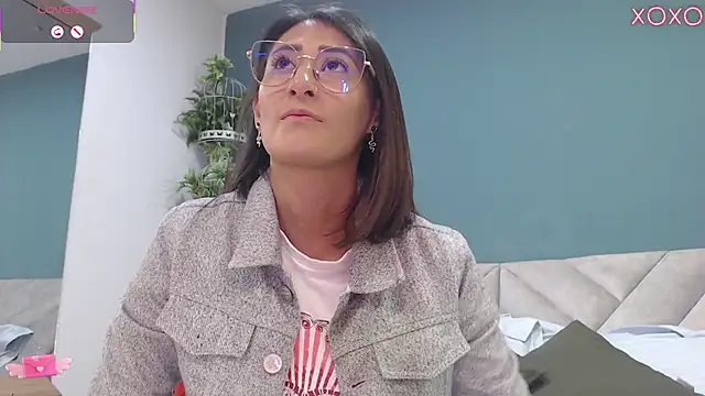 Snapshot of SharisWillian chatting on September 13, 4:23 am SharisWillian online show from September 13, 4:23 am