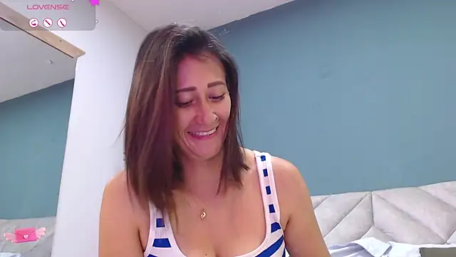 Snapshot of SharisWillian chatting on March 22, 8:51 am SharisWillian online show from March 22, 8:51 am