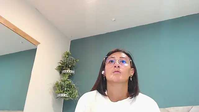 Snapshot of SharisWillian chatting on December 4, 3:49 am SharisWillian online show from December 4, 3:49 am