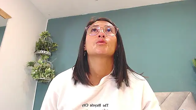 Snapshot of SharisWillian chatting on July 13, 3:28 am SharisWillian online show from July 13, 3:28 am