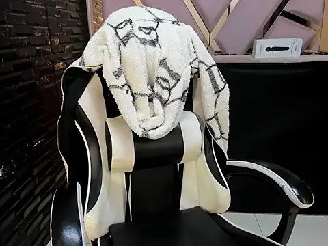 Snapshot of DaianaLutz chatting on October 31, 2:13 pm DaianaLutz online show from October 31, 2:13 pm