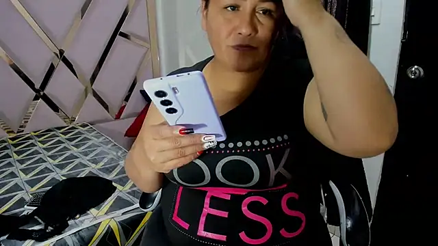 Snapshot of DaianaLutz chatting on November 18, 3:04 pm DaianaLutz online show from November 18, 3:04 pm