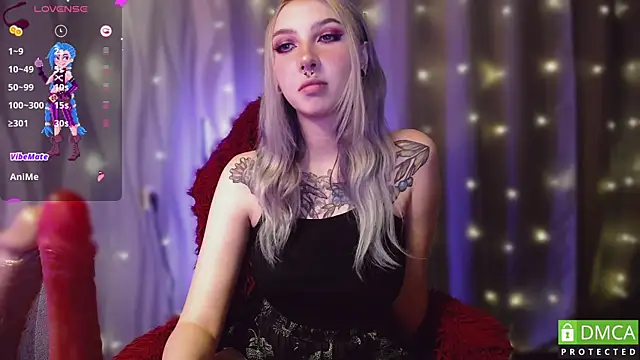 Snapshot of JustMeowGirl chatting on December 2, 8:26 am JustMeowGirl online show from December 2, 8:26 am