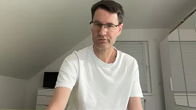 Snapshot of zxzx_cam1 chatting on February 13, 4:40 pm zxzx cam1 online show from February 13, 4:40 pm