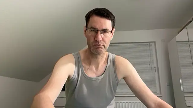 Snapshot of zxzx_cam1 chatting on February 8, 5:54 pm zxzx cam1 online show from February 8, 5:54 pm