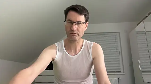 Snapshot of zxzx_cam1 chatting on February 28, 3:33 pm zxzx cam1 online show from February 28, 3:33 pm