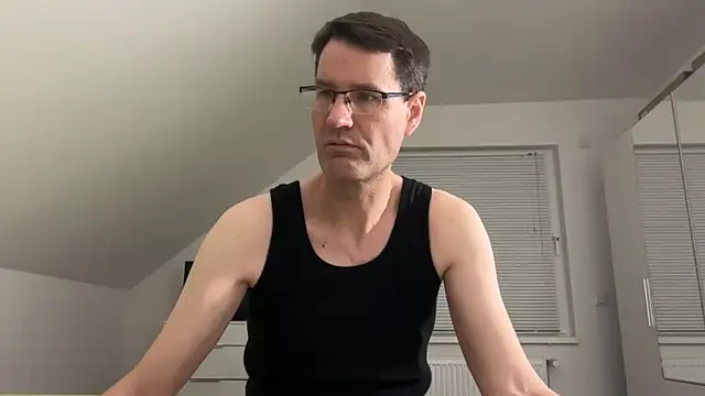 Snapshot of zxzx_cam1 chatting on February 20, 6:32 pm zxzx cam1 online show from February 20, 6:32 pm