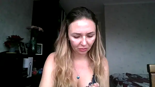 AngelinaLove28 online show from December 16, 7:45 am