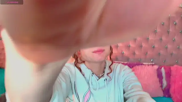 Snapshot of AdelaineBest chatting on October 17, 6:06 am AdelaineBest online show from October 17, 6:06 am