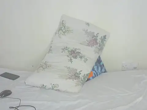 Prettyolive2 online show from October 15, 3:49 am