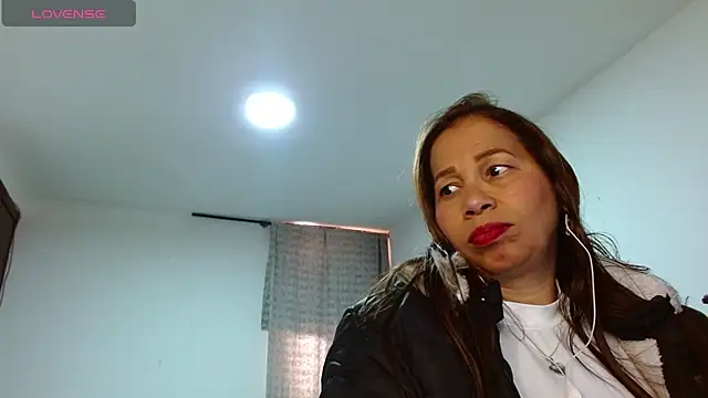 Snapshot of CaroMasha chatting on May 4, 8:33 pm CaroMasha online show from May 4, 8:33 pm