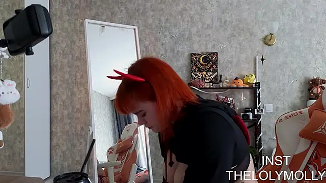 Snapshot of LolyMolli chatting on June 19, 10:43 am LolyMolli online show from June 19, 10:43 am